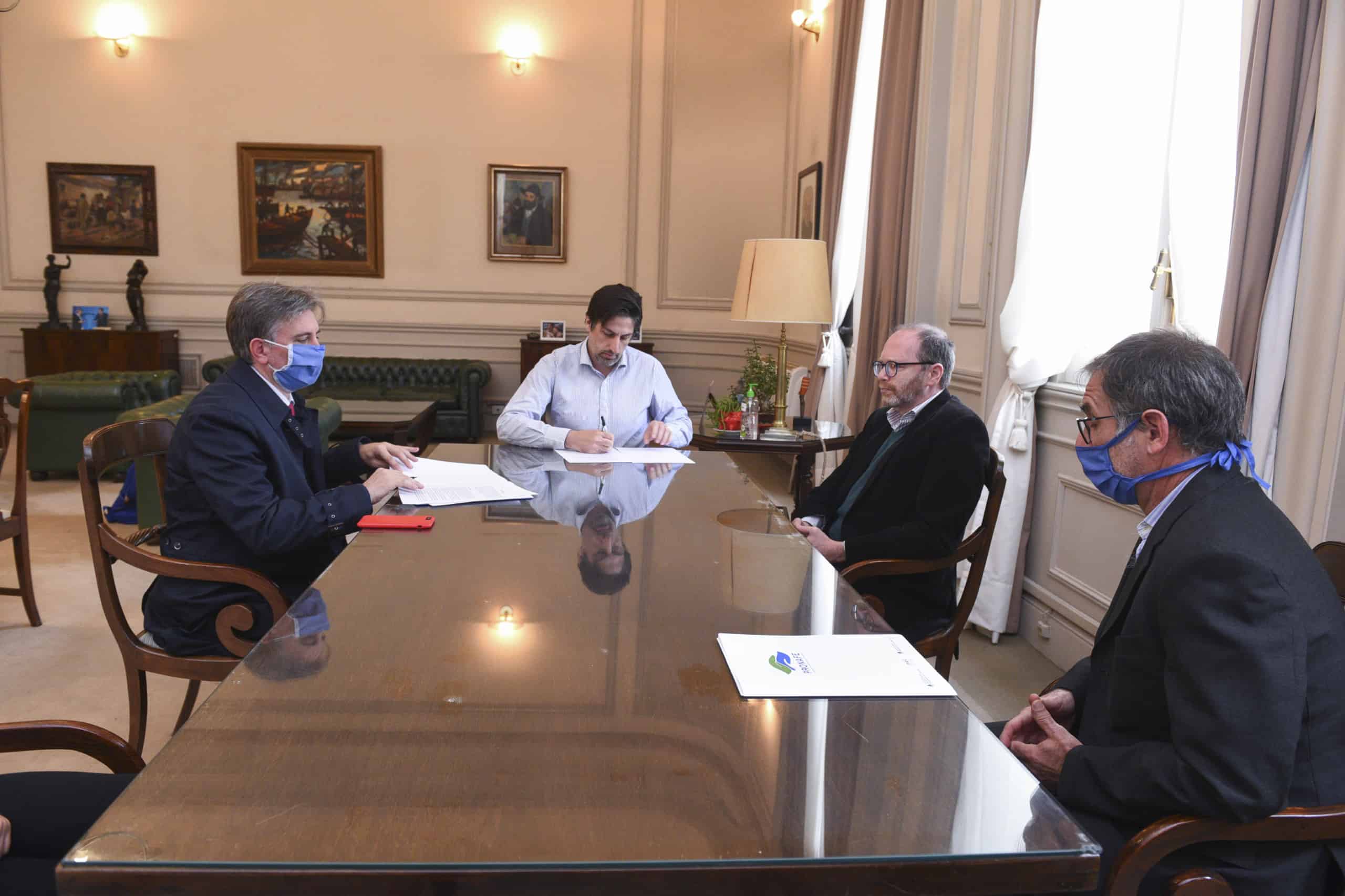 Educación firma acuerdo con Cruz Roja