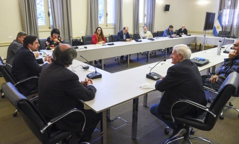 Ministro y referentes de la industria
