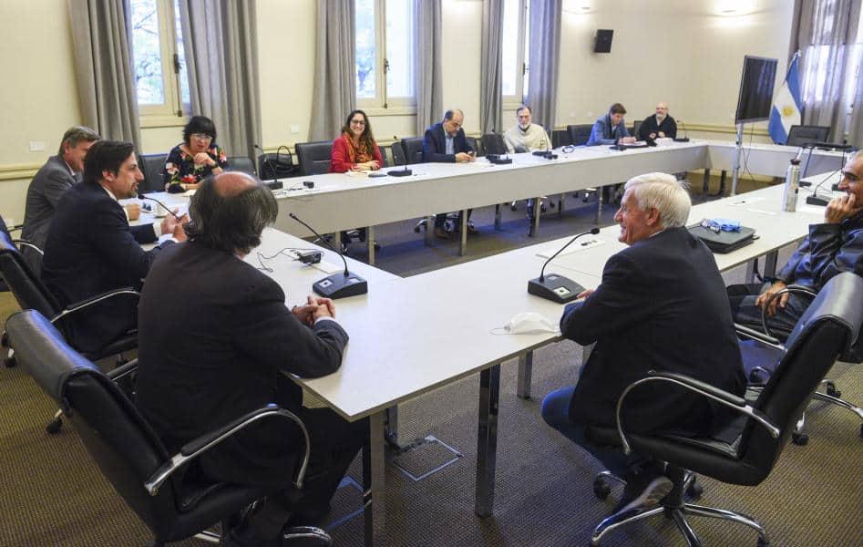 Ministro y referentes de la industria