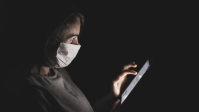 chica conectada en pandemia