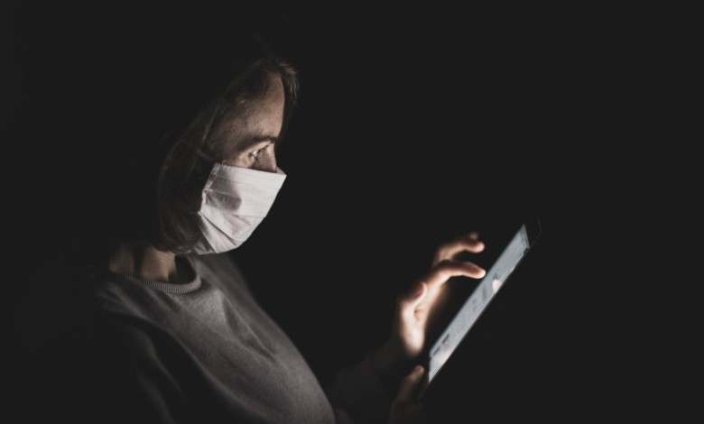 chica conectada en pandemia