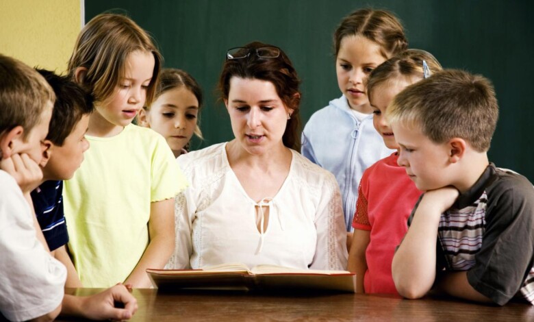 maestra con alumnos