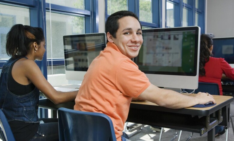 alumno con computadora
