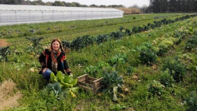 nancy recalde en huerta escolar
