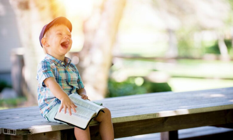 niño riéndose