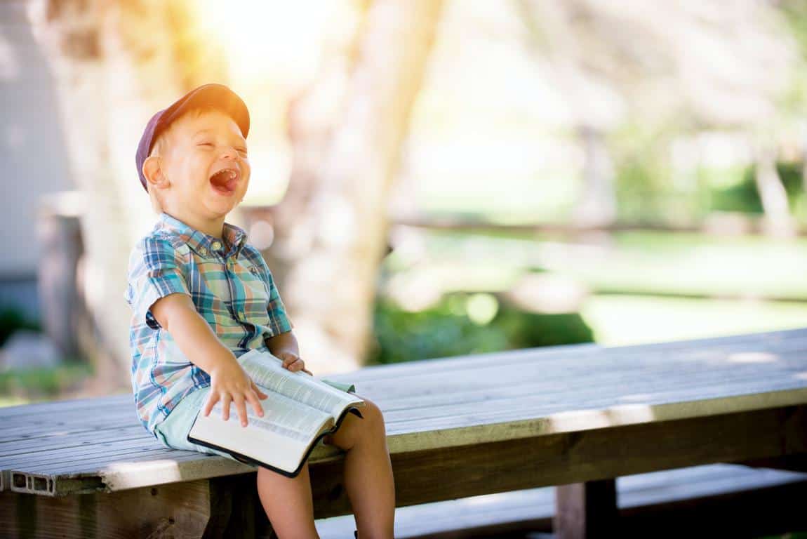 niño riéndose