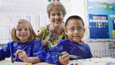 niños y maestra