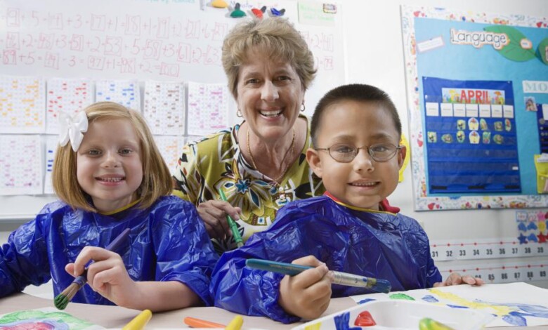 niños y maestra