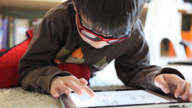 niño utiliza tecnología