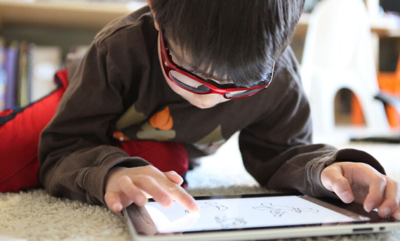 niño utiliza tecnología