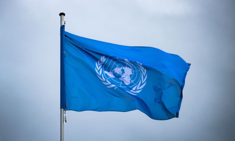 un flag flying in the wind