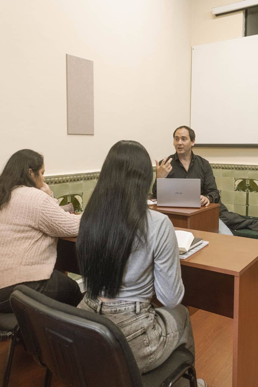 classroom discussion in montevideo